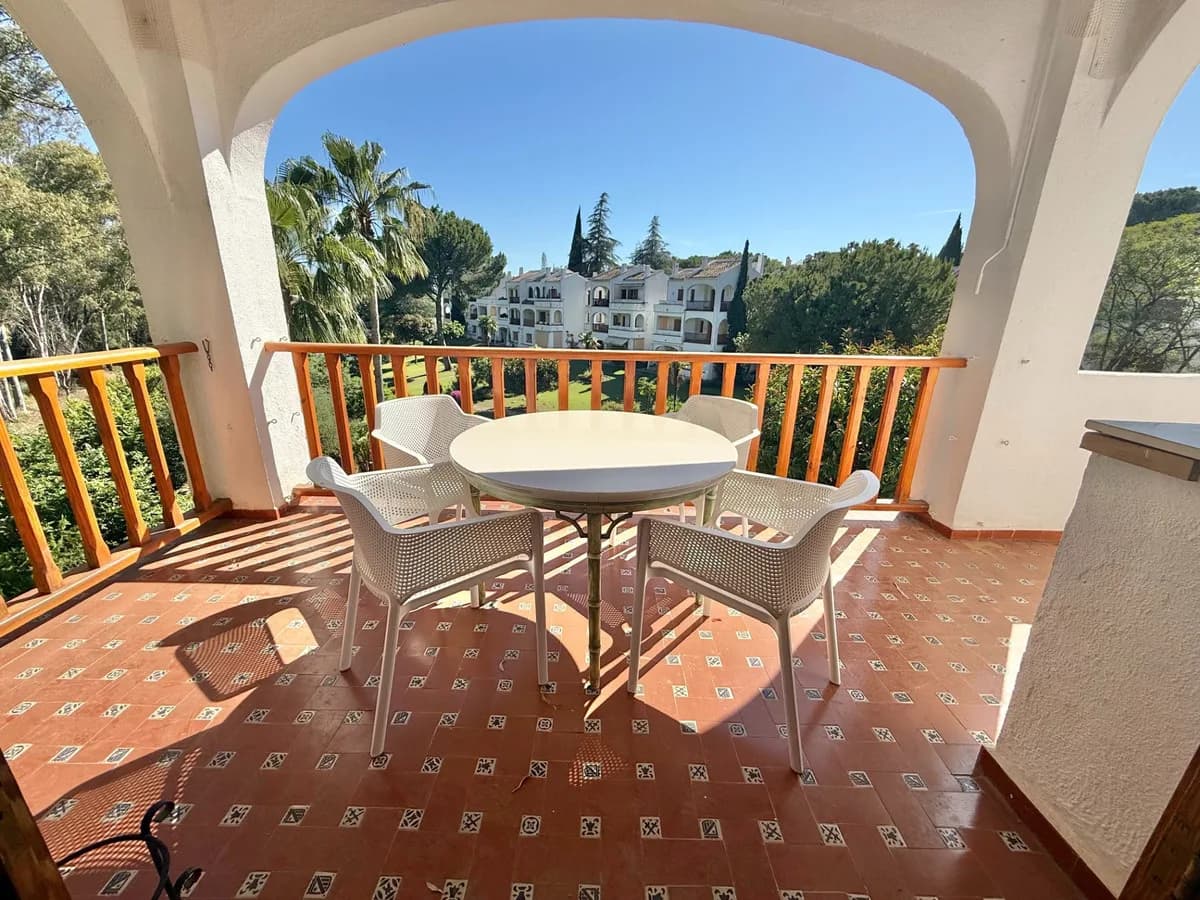 2 Bedroom Middle Floor Apartment for Sale in Nueva Andalucía, Málaga - Image 2