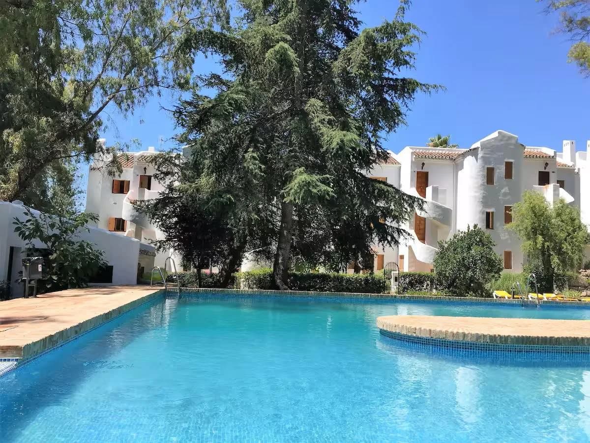 2 Bedroom Middle Floor Apartment for Sale in Nueva Andalucía, Málaga - Image 4
