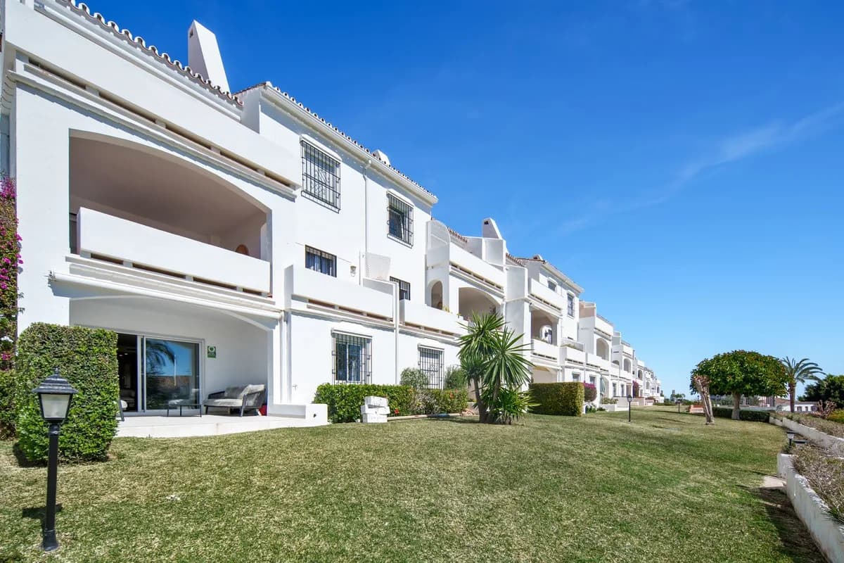 3 Bedroom Ground Floor Apartment for Sale in Nueva Andalucía, Málaga