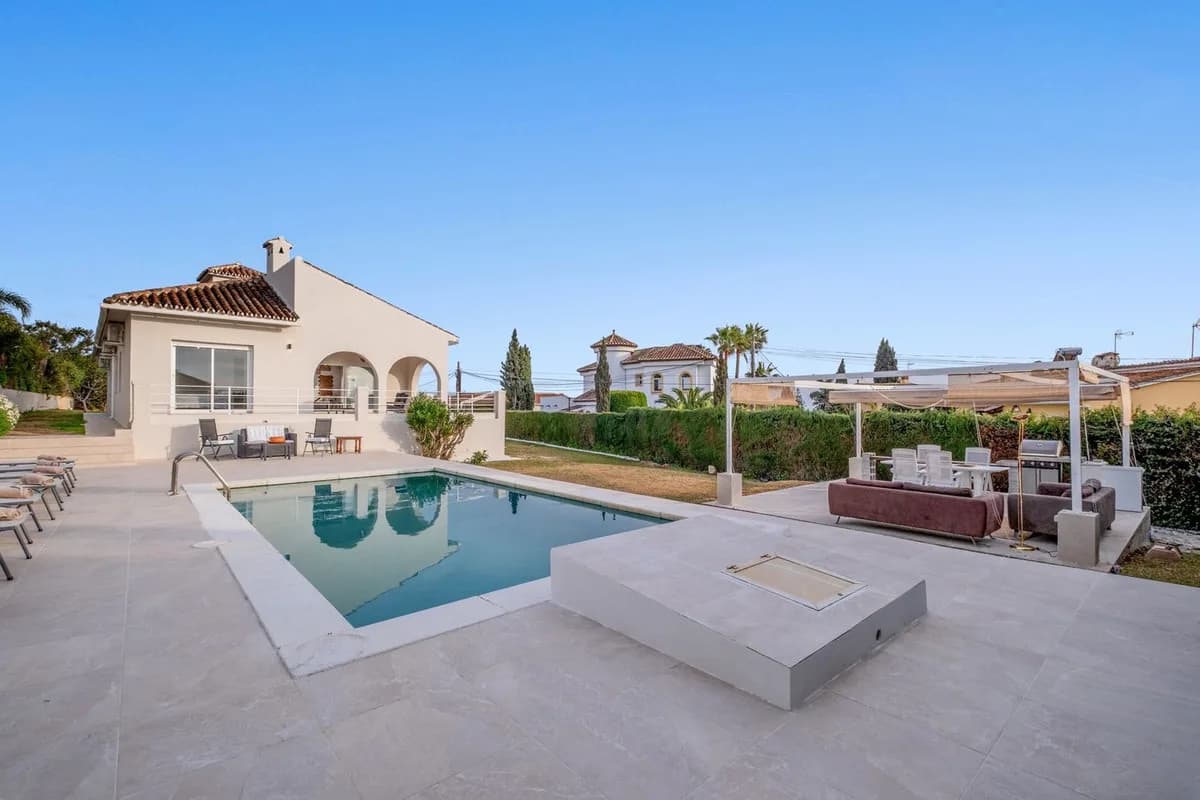 4 Bedroom Detached Villa for Sale in Elviria, Málaga - Image 8