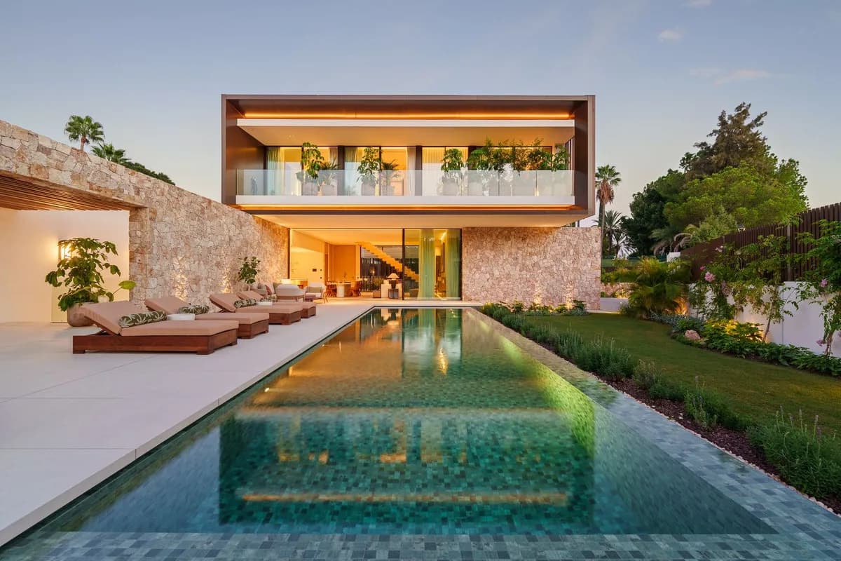 5 Bedroom Detached Villa for Sale in Marbella, Málaga - Image 2