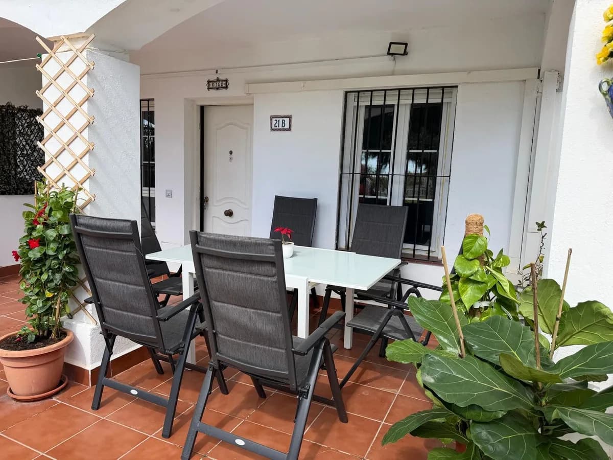 2 Bedroom Middle Floor Apartment for Sale in Benalmadena, Málaga - Image 2