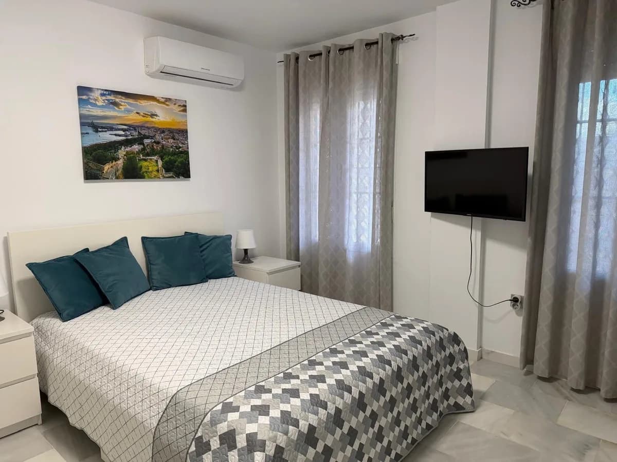 2 Bedroom Middle Floor Apartment for Sale in Benalmadena, Málaga - Image 6