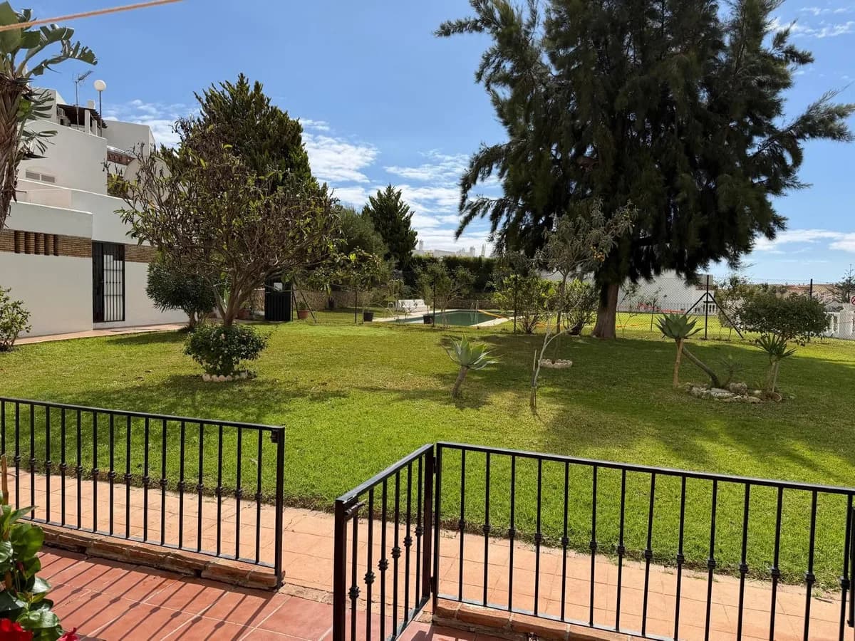 2 Bedroom Middle Floor Apartment for Sale in Benalmadena, Málaga - Image 9