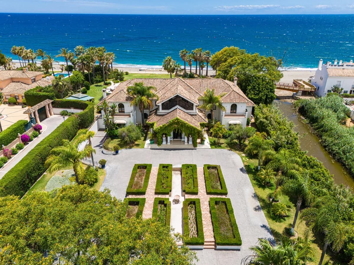 9 Bedroom Detached Villa for Sale in Estepona, Málaga - Image 2