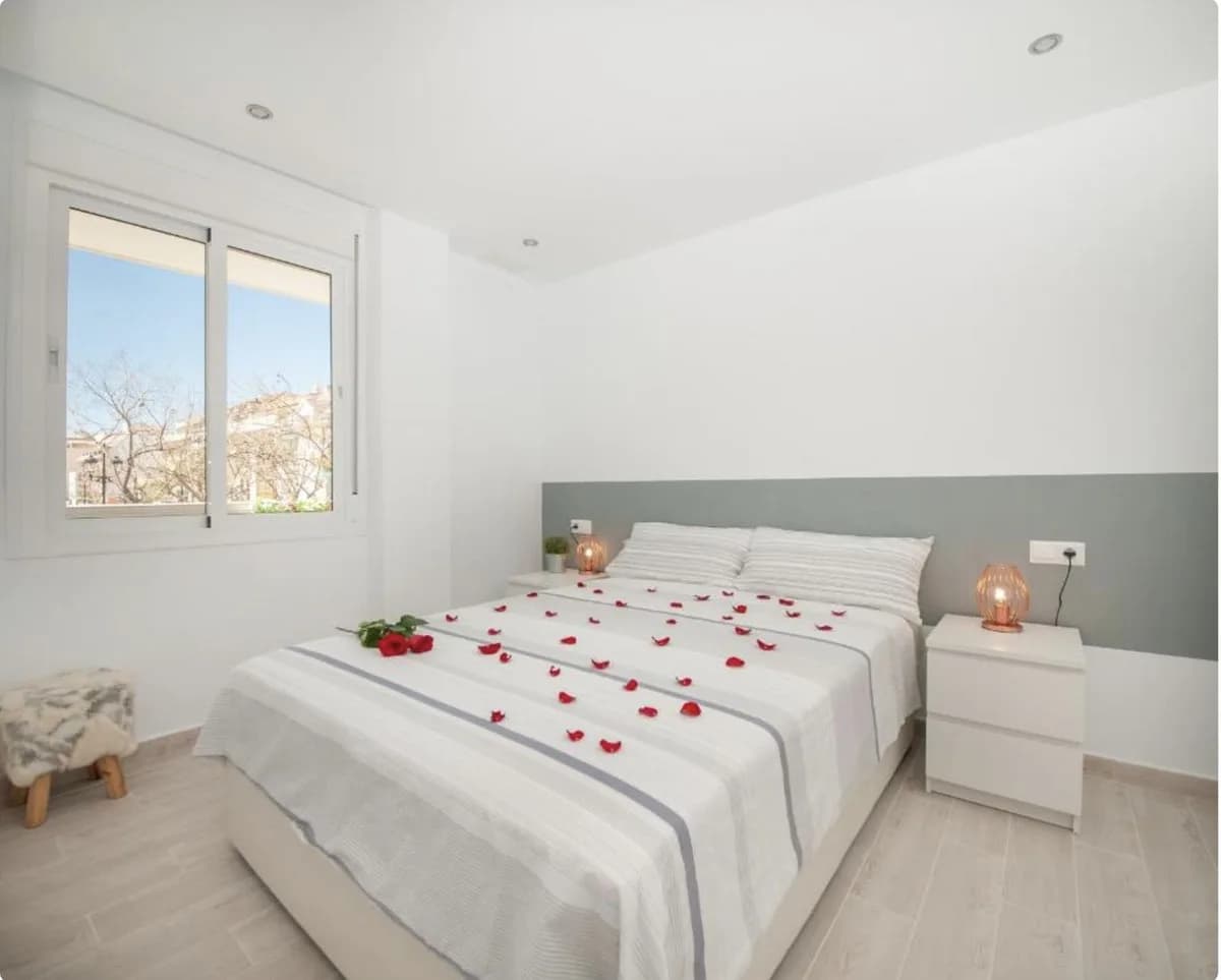 1 Bedroom Middle Floor Apartment for Sale in Fuengirola, Málaga - Image 7
