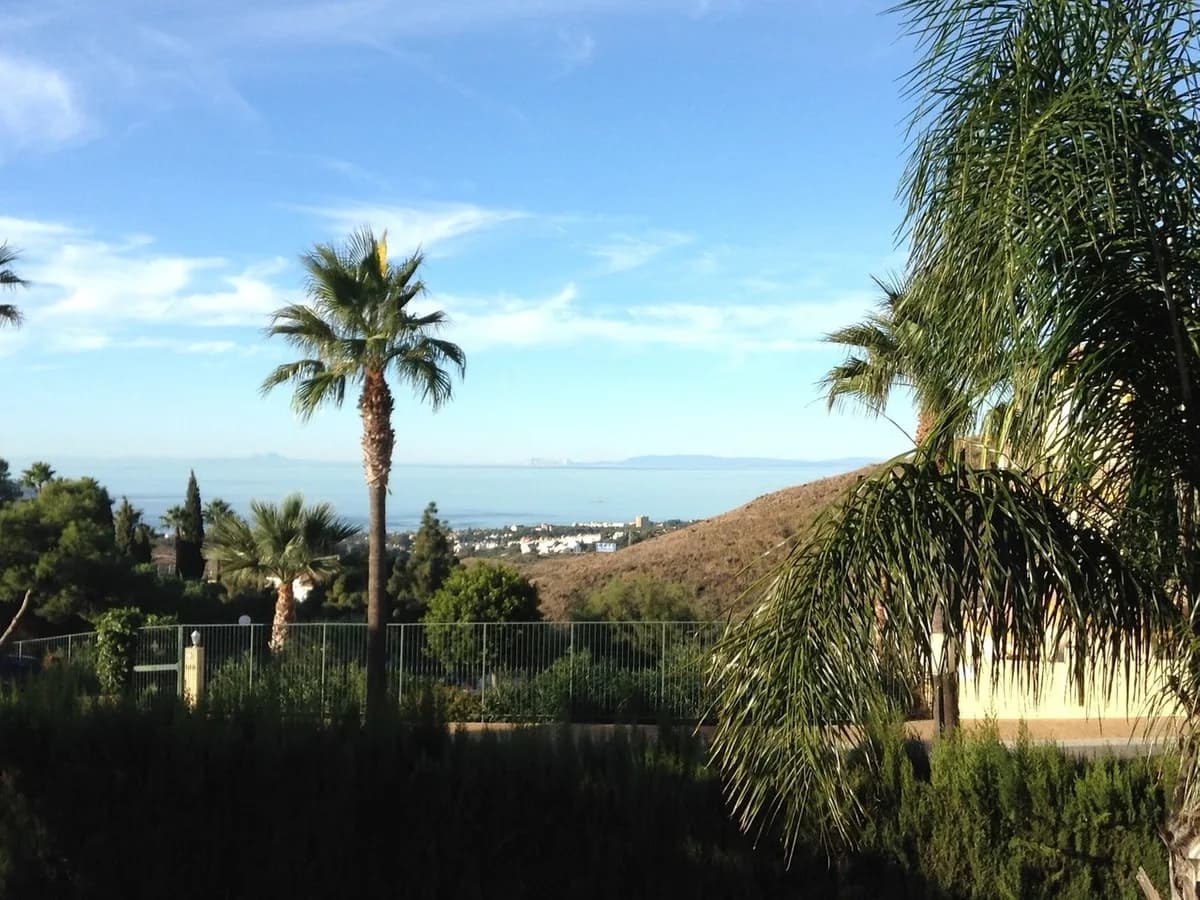 2 Bedroom Middle Floor Apartment for Sale in Calahonda, Málaga - Image 2
