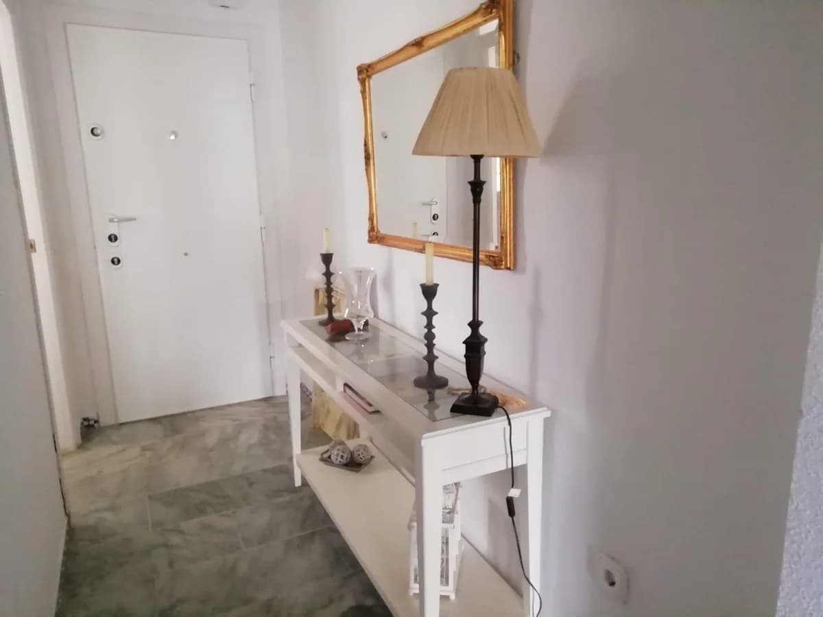 3 Bedroom Middle Floor Apartment for Sale in Fuengirola, Málaga - Image 5