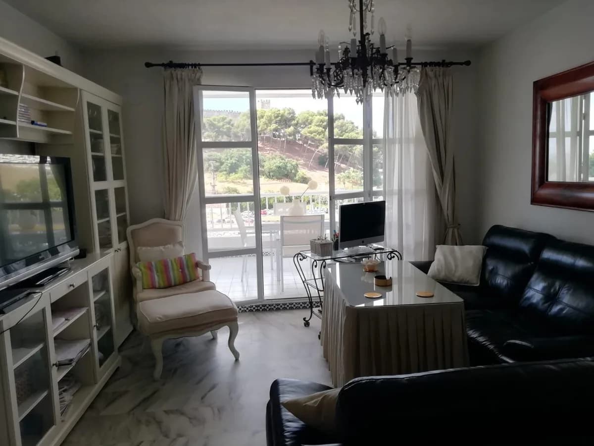 3 Bedroom Middle Floor Apartment for Sale in Fuengirola, Málaga - Image 8