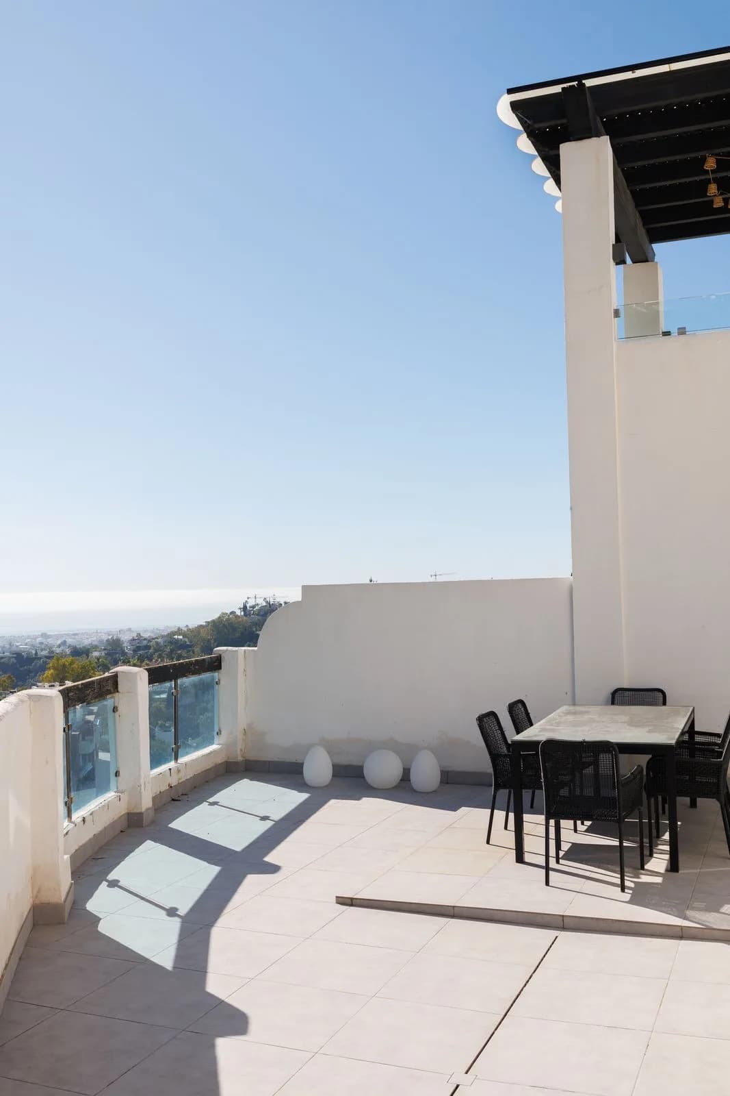 2 Bedroom Middle Floor Apartment for Sale in Benahavís, Málaga