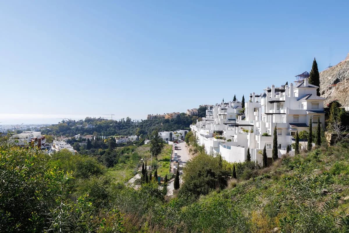 2 Bedroom Middle Floor Apartment for Sale in Benahavís, Málaga - Image 3