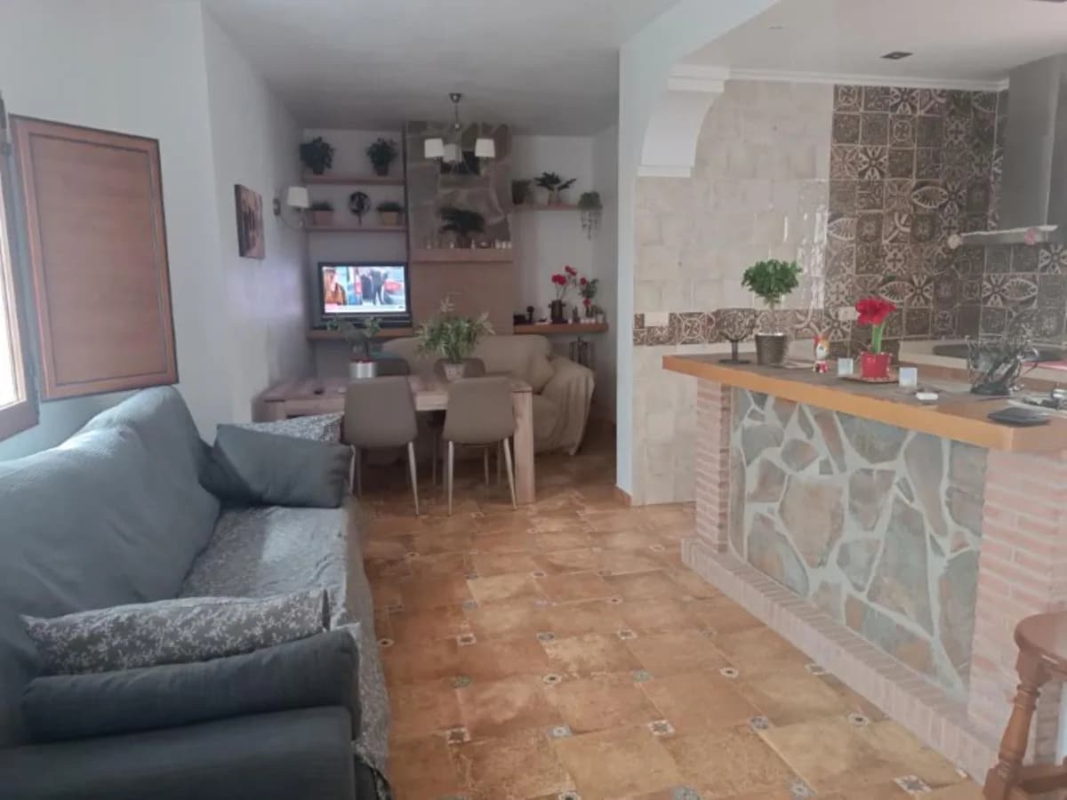 5 Bedroom Semi-Detached House for Sale in Guaro, Málaga - Image 4