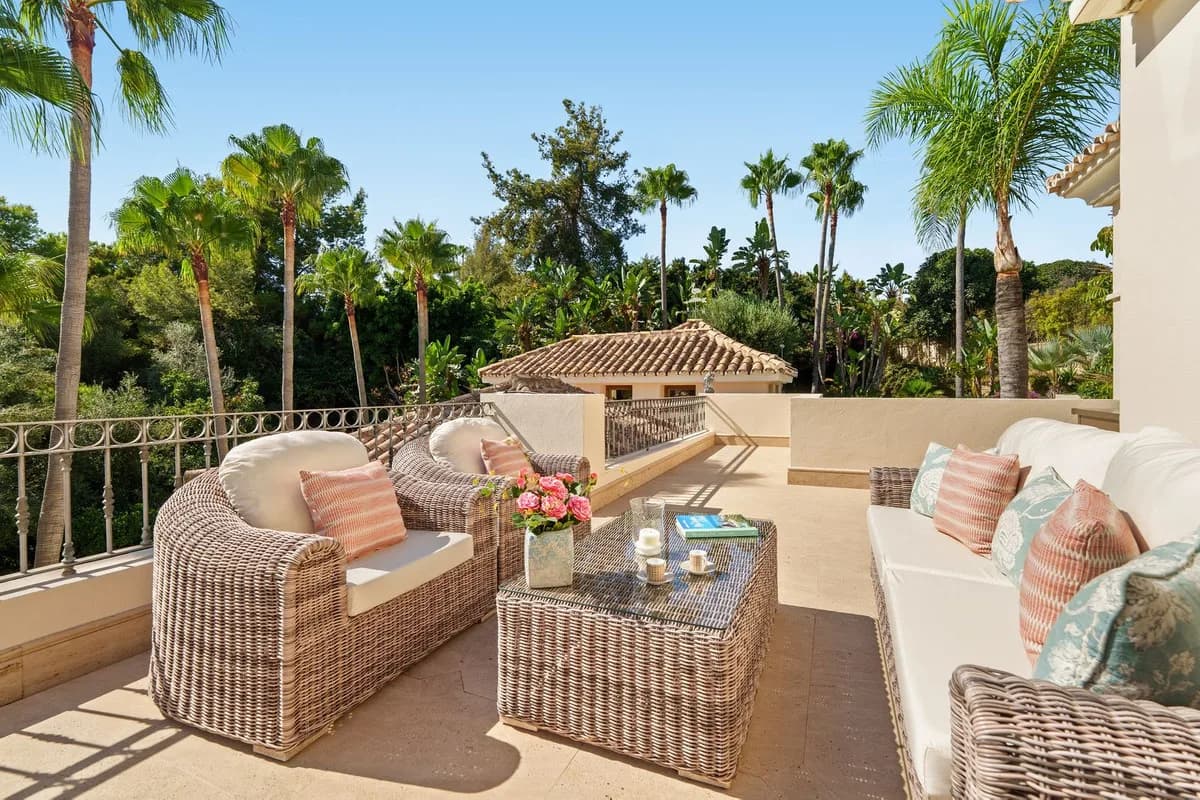 6 Bedroom Detached Villa for Sale in The Golden Mile, Málaga - Image 5