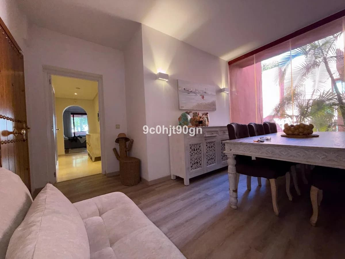 3 Bedroom Middle Floor Apartment for Sale in Elviria, Málaga - Image 3