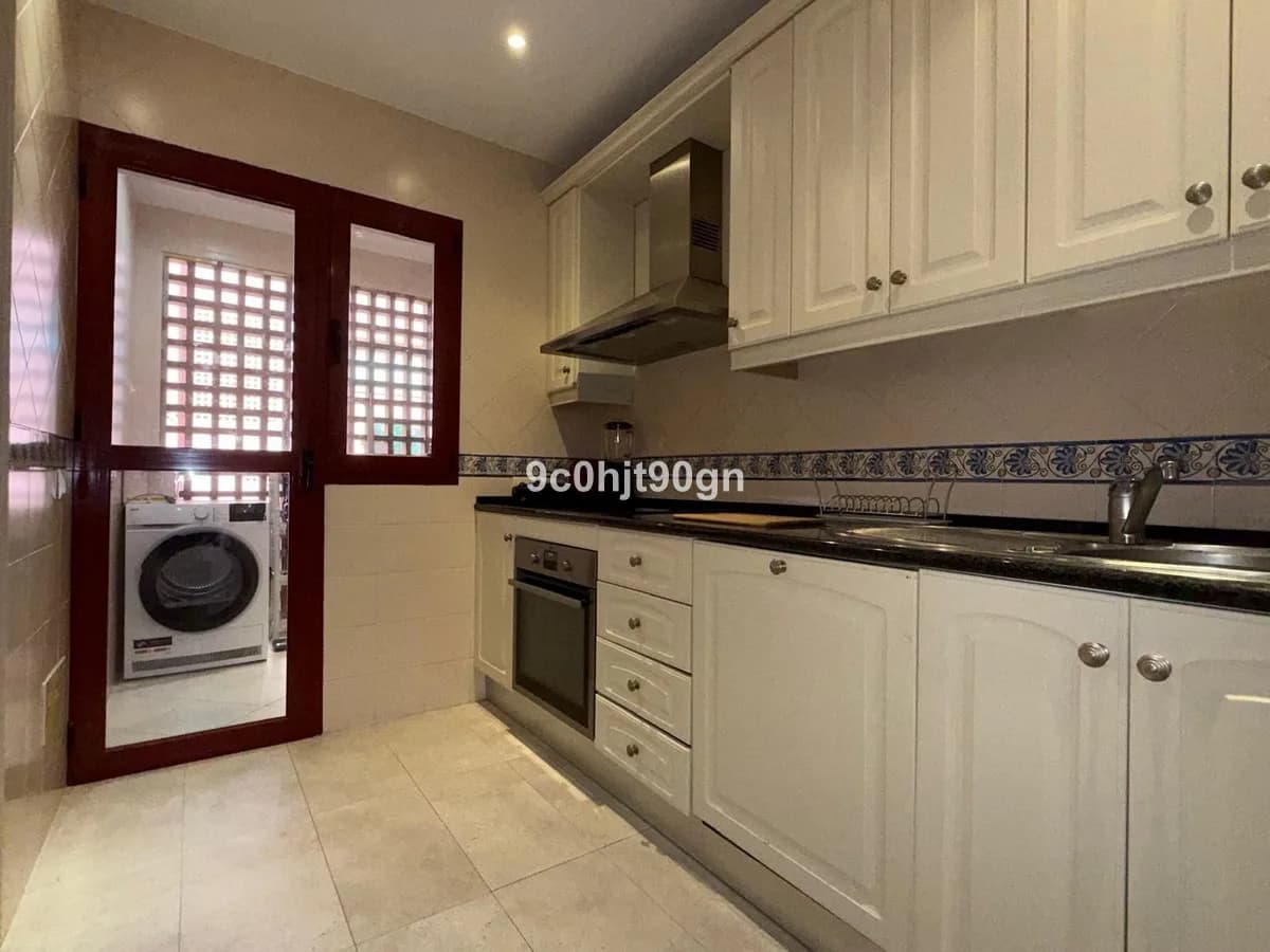 3 Bedroom Middle Floor Apartment for Sale in Elviria, Málaga - Image 5