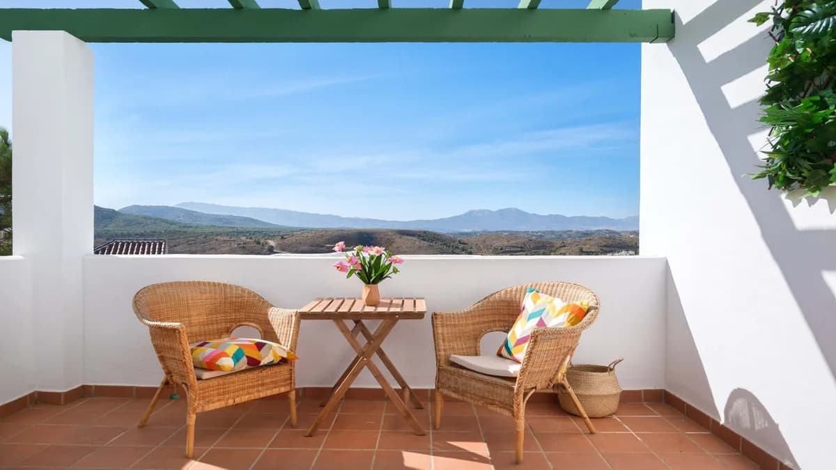 2 Bedroom Middle Floor Apartment for Sale in Alhaurin Golf, Málaga - Image 2