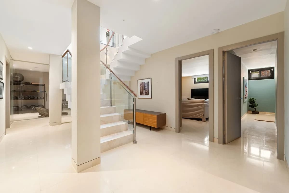 5 Bedroom Detached Villa for Sale in Nueva Andalucía, Málaga - Image 9