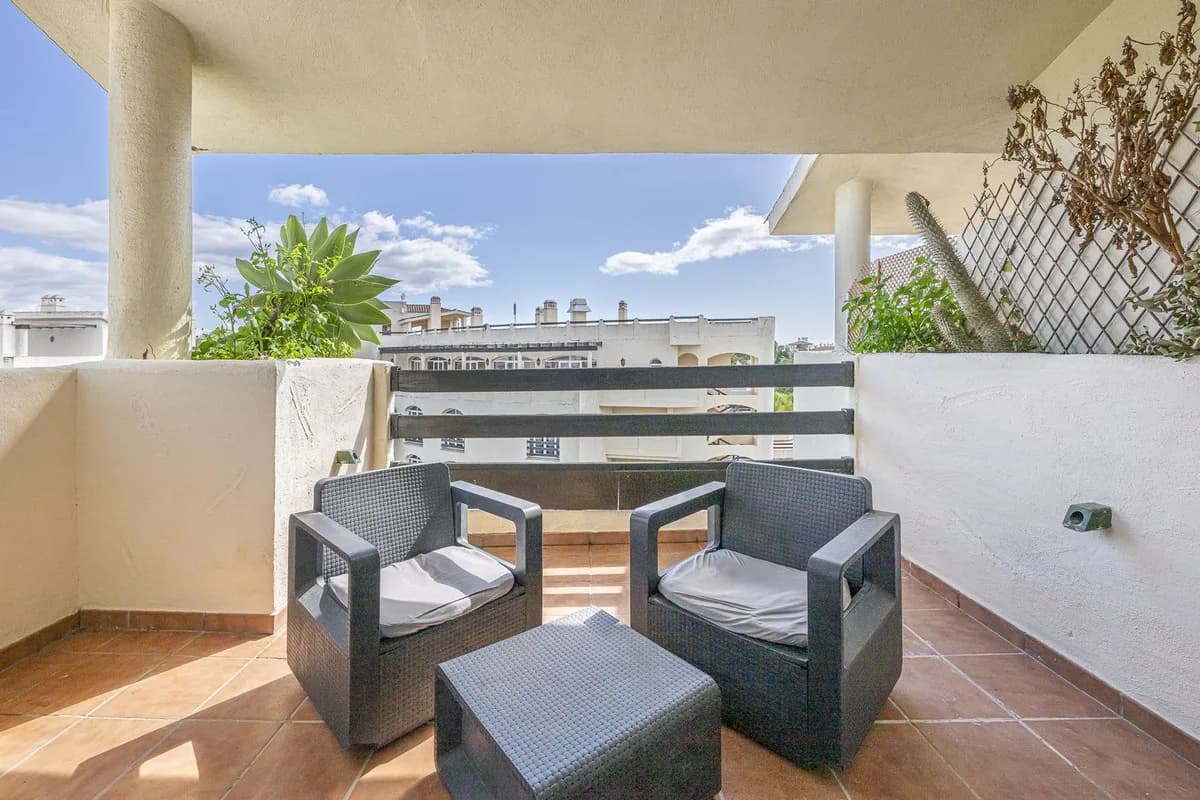 1 Bedroom Duplex for Sale in El Paraiso, Málaga - Image 3
