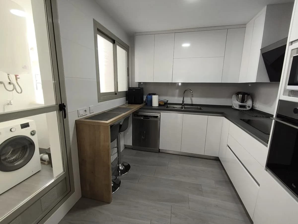 3 Bedroom Middle Floor Apartment for Sale in Torremolinos, Málaga - Image 2