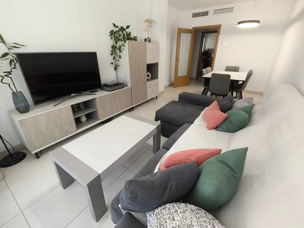 3 Bedroom Middle Floor Apartment for Sale in Torremolinos, Málaga - Image 3