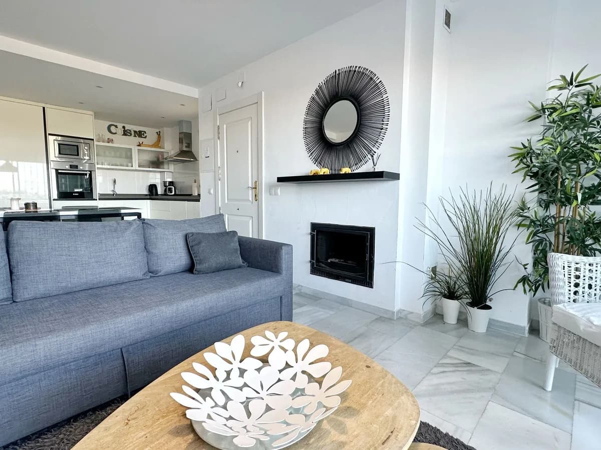 4 Bedroom Ground Floor Apartment for Sale in Fuengirola, Málaga - Image 6
