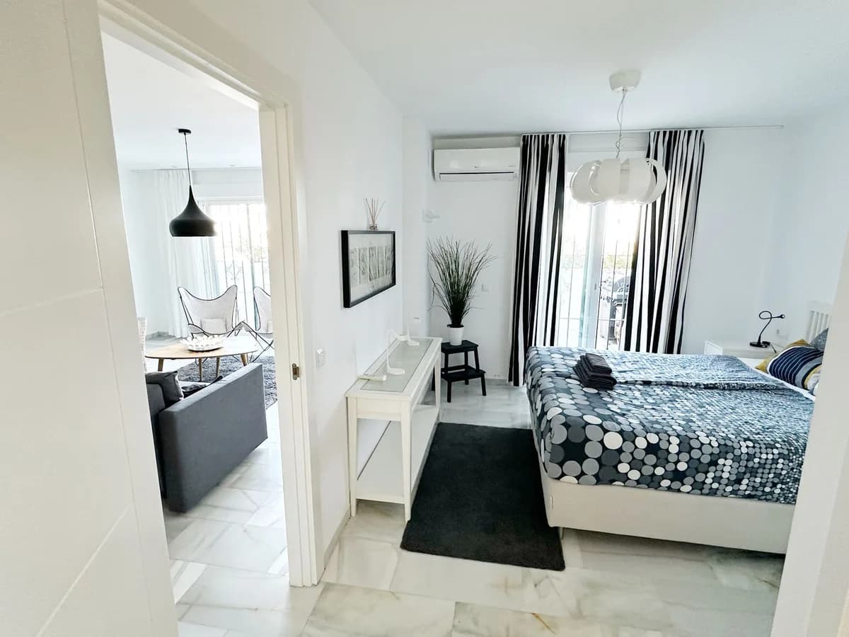 4 Bedroom Ground Floor Apartment for Sale in Fuengirola, Málaga - Image 9