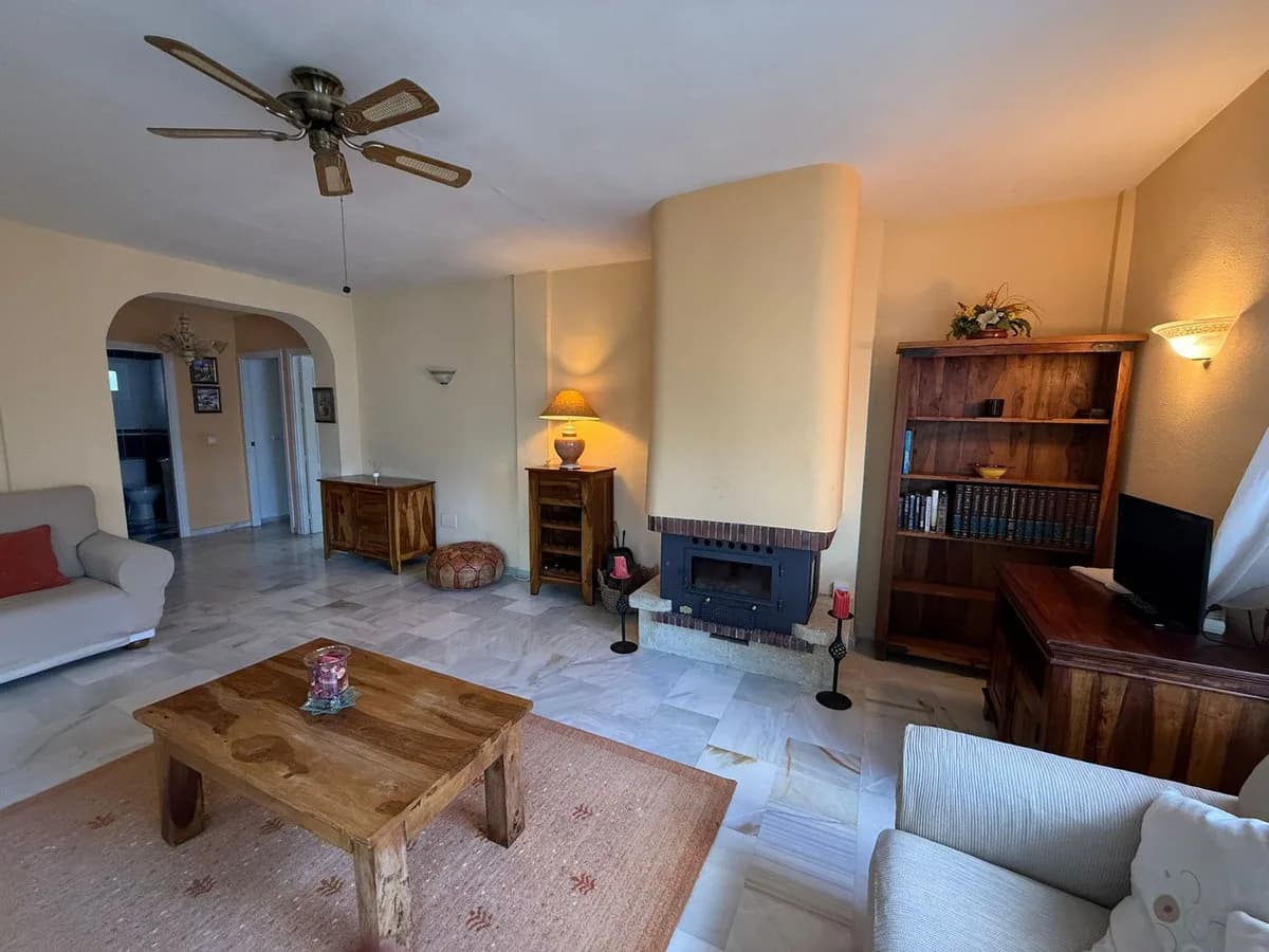 2 Bedroom Middle Floor Apartment for Sale in Reserva de Marbella, Málaga - Image 3