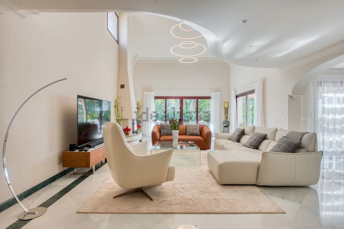 5 Bedroom Detached Villa for Sale in Los Flamingos, Málaga - Image 2