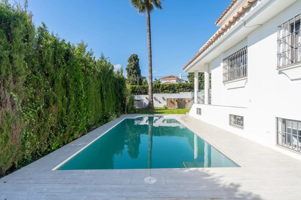 5 Bedroom Detached Villa for Sale in El Paraiso, Málaga