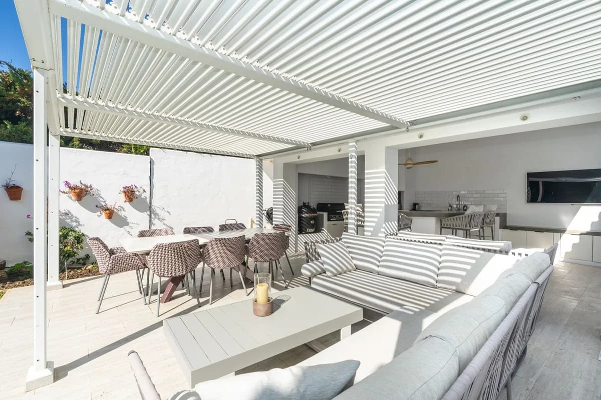 5 Bedroom Detached Villa for Sale in El Paraiso, Málaga - Image 5