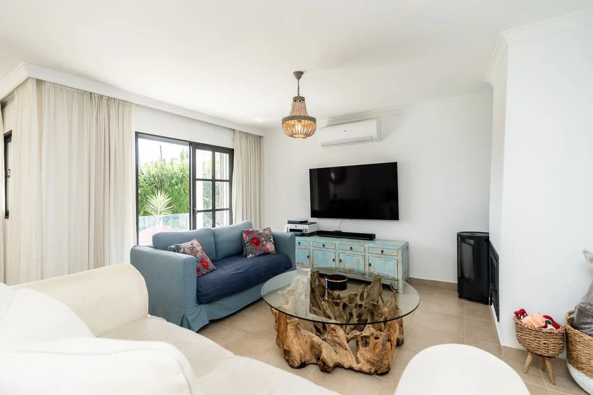 5 Bedroom Detached Villa for Sale in El Paraiso, Málaga - Image 8