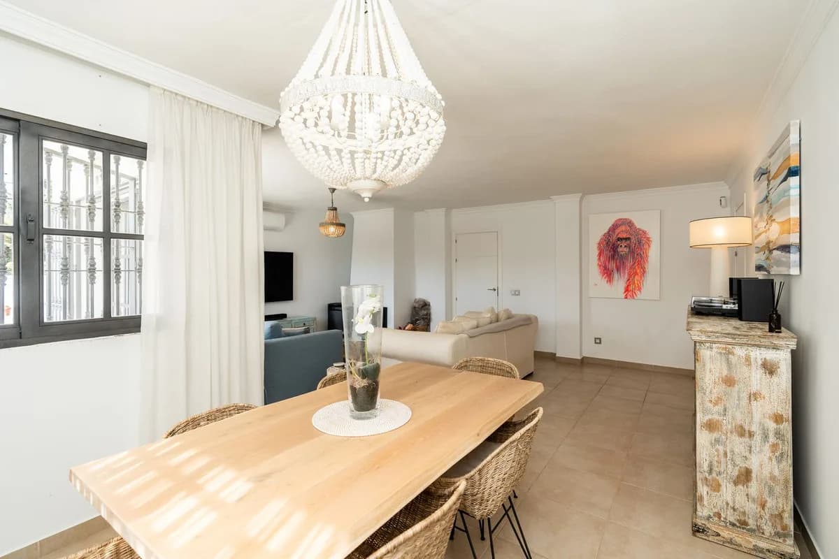 5 Bedroom Detached Villa for Sale in El Paraiso, Málaga - Image 9