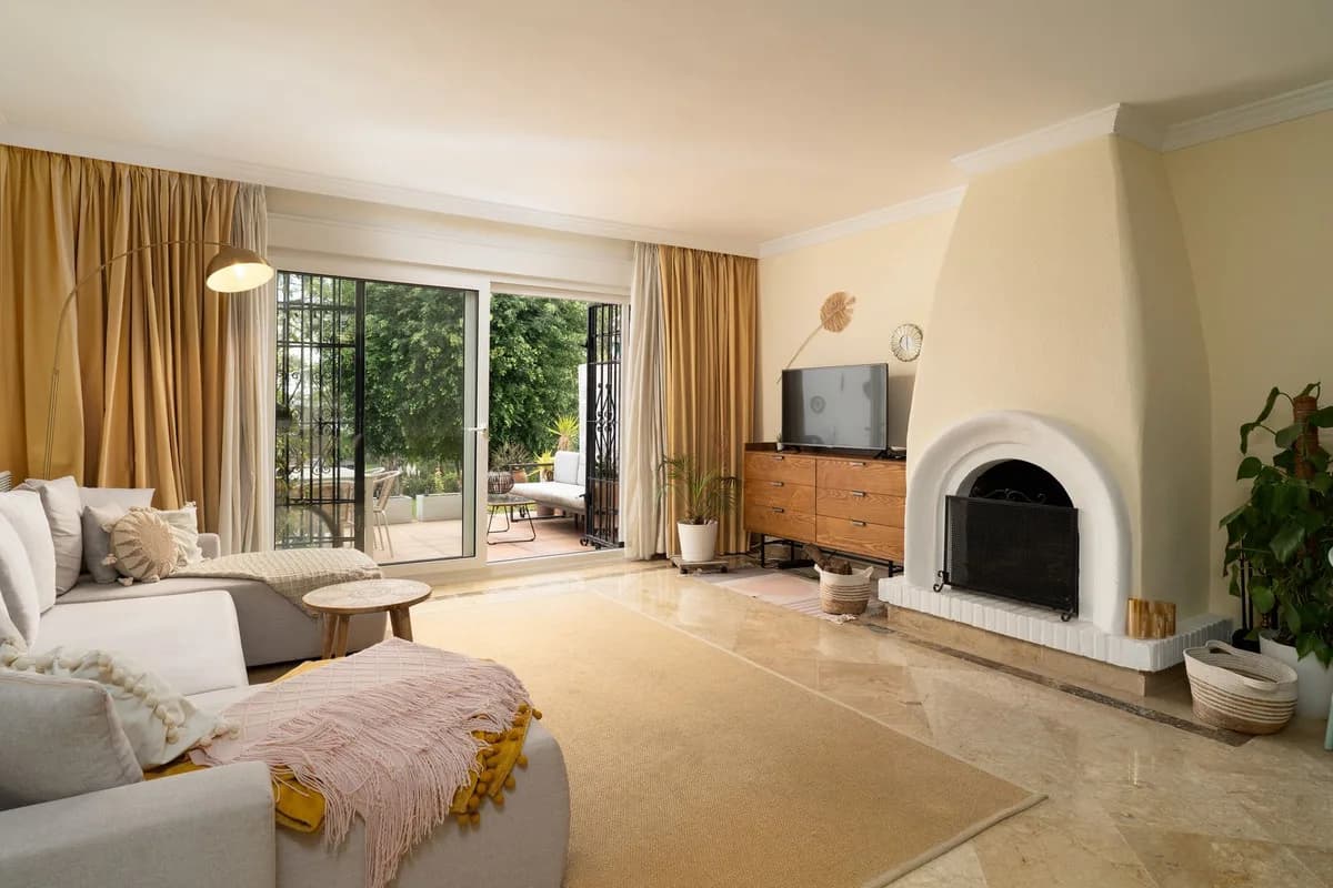 2 Bedroom Townhouse for Sale in Atalaya, Málaga - Image 5