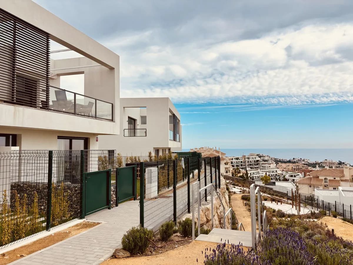 4 Bedroom Semi-Detached House for Sale in Riviera del Sol, Málaga - Image 3