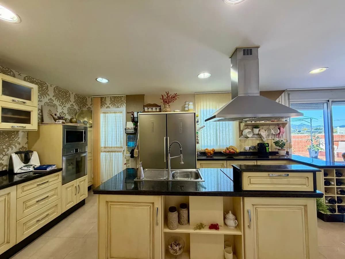 4 Bedroom Penthouse for Sale in Estepona, Málaga - Image 7