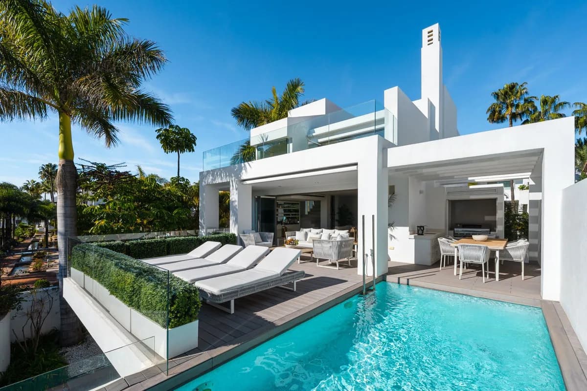 4 Bedroom Detached Villa for Sale in Marbella, Málaga - Image 2