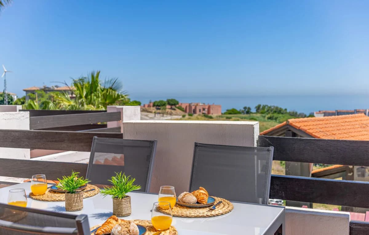 2 Bedroom Middle Floor Apartment for Sale in La Duquesa, Málaga - Image 3