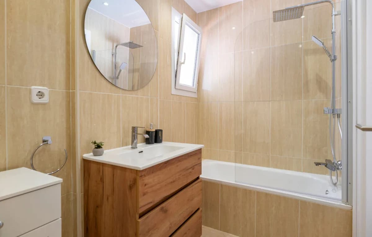 2 Bedroom Middle Floor Apartment for Sale in La Duquesa, Málaga - Image 6