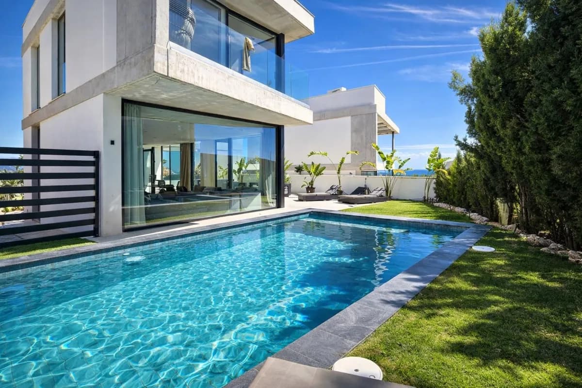 5 Bedroom Detached Villa for Sale in Nueva Andalucía, Málaga - Image 4