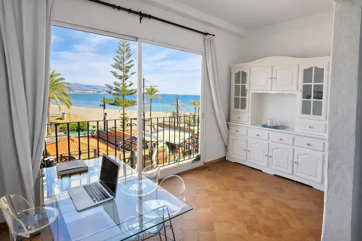 1 Bedroom Middle Floor Apartment for Sale in Puerto Banús, Málaga - Image 2
