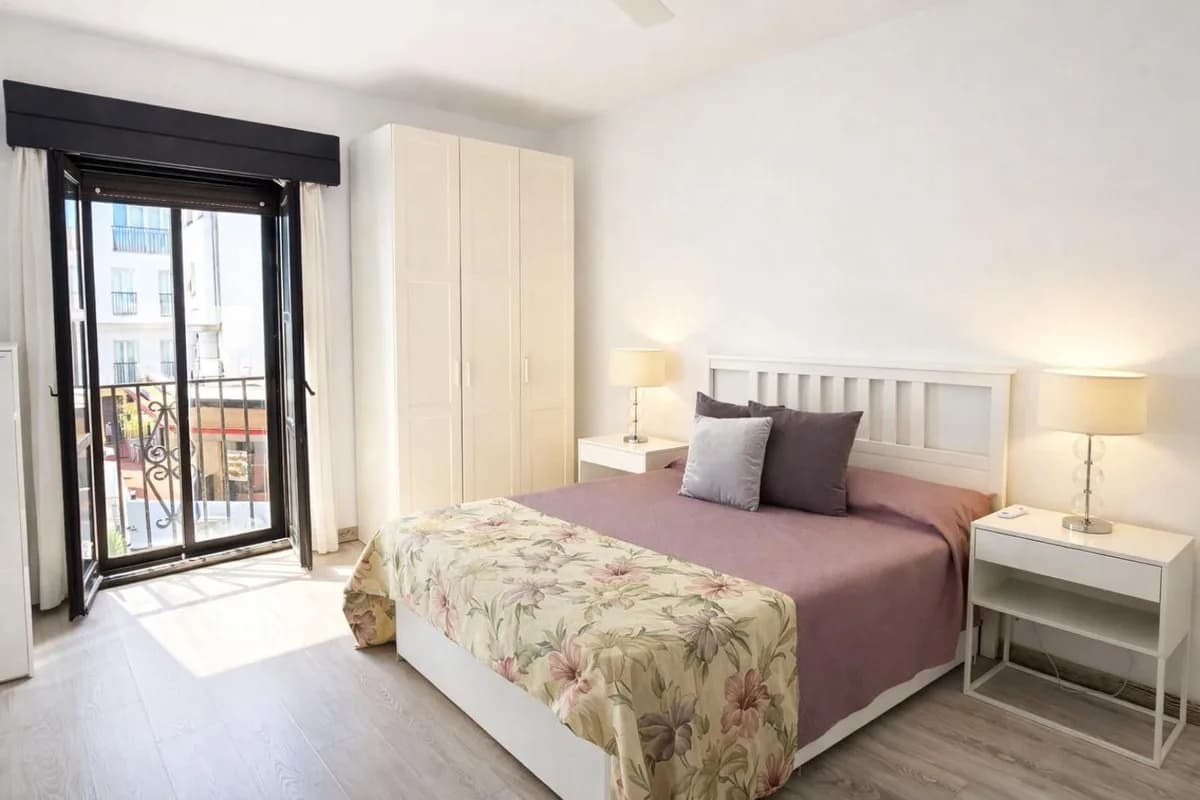 1 Bedroom Middle Floor Apartment for Sale in Puerto Banús, Málaga - Image 3