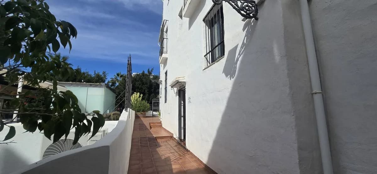 1 Bedroom Middle Floor Apartment for Sale in Puerto Banús, Málaga - Image 8