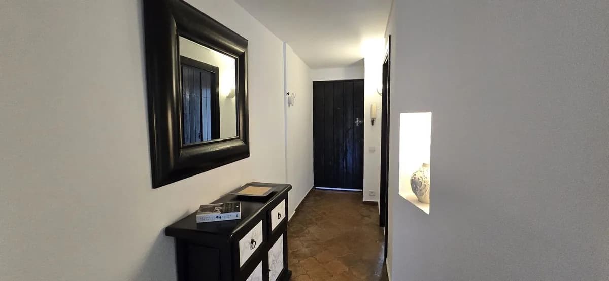 1 Bedroom Middle Floor Apartment for Sale in Puerto Banús, Málaga - Image 9