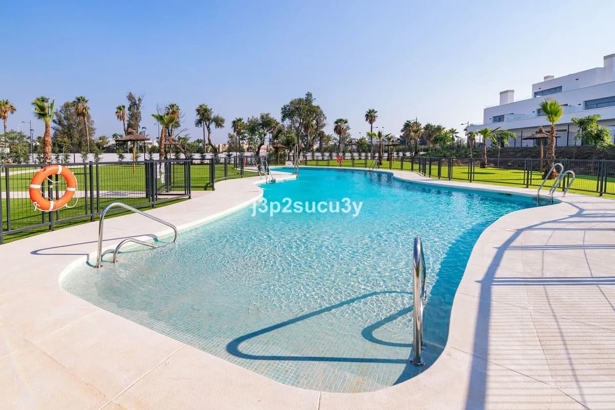 2 Bedroom Middle Floor Apartment for Sale in Bel Air, Málaga - Image 3