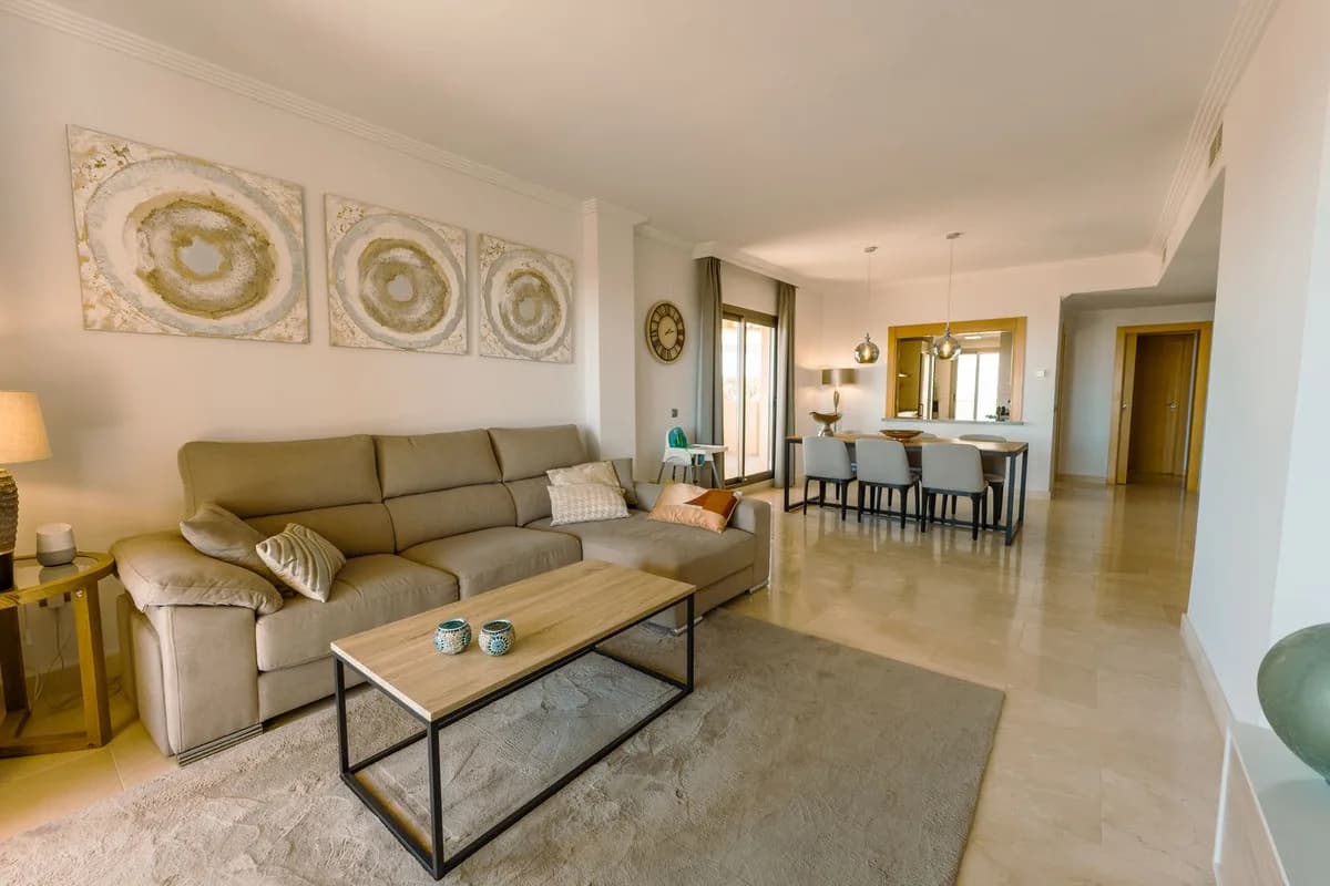 2 Bedroom Middle Floor Apartment for Sale in Atalaya, Málaga - Image 4