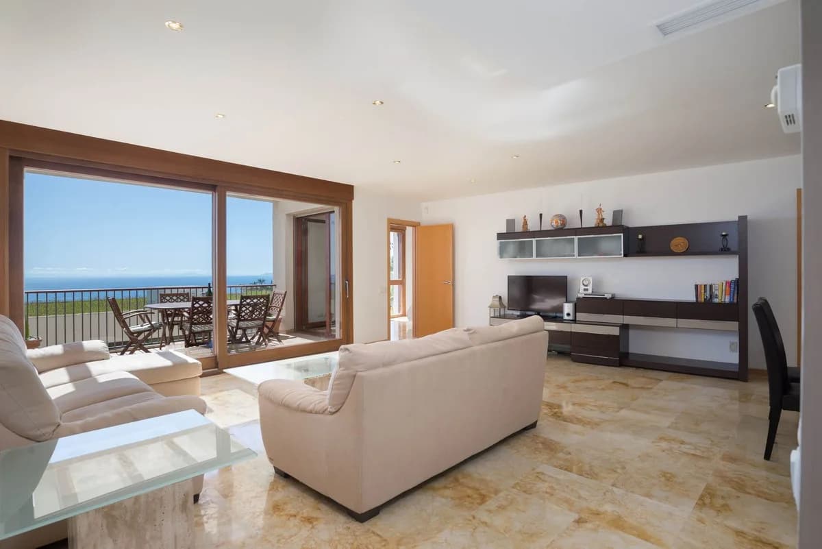 3 Bedroom Middle Floor Apartment for Sale in Altos de los Monteros, Málaga - Image 2