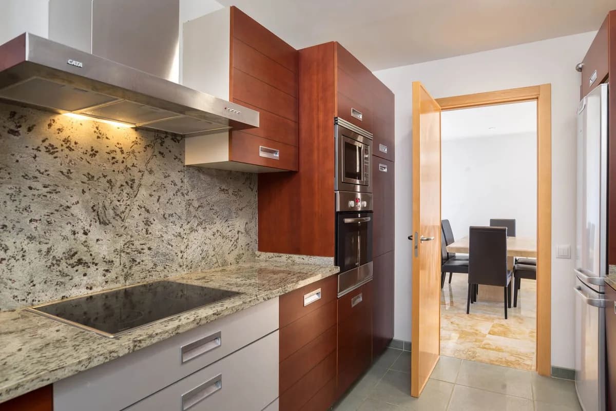 3 Bedroom Middle Floor Apartment for Sale in Altos de los Monteros, Málaga - Image 5