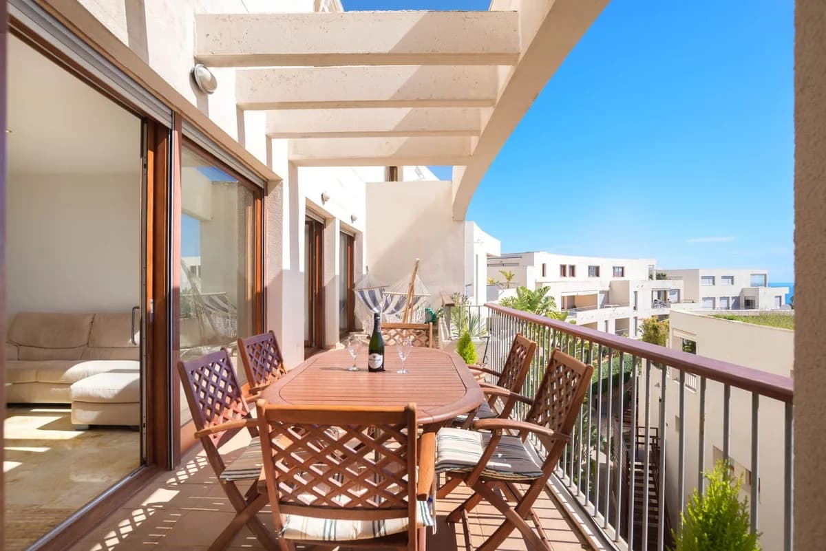 3 Bedroom Middle Floor Apartment for Sale in Altos de los Monteros, Málaga - Image 7