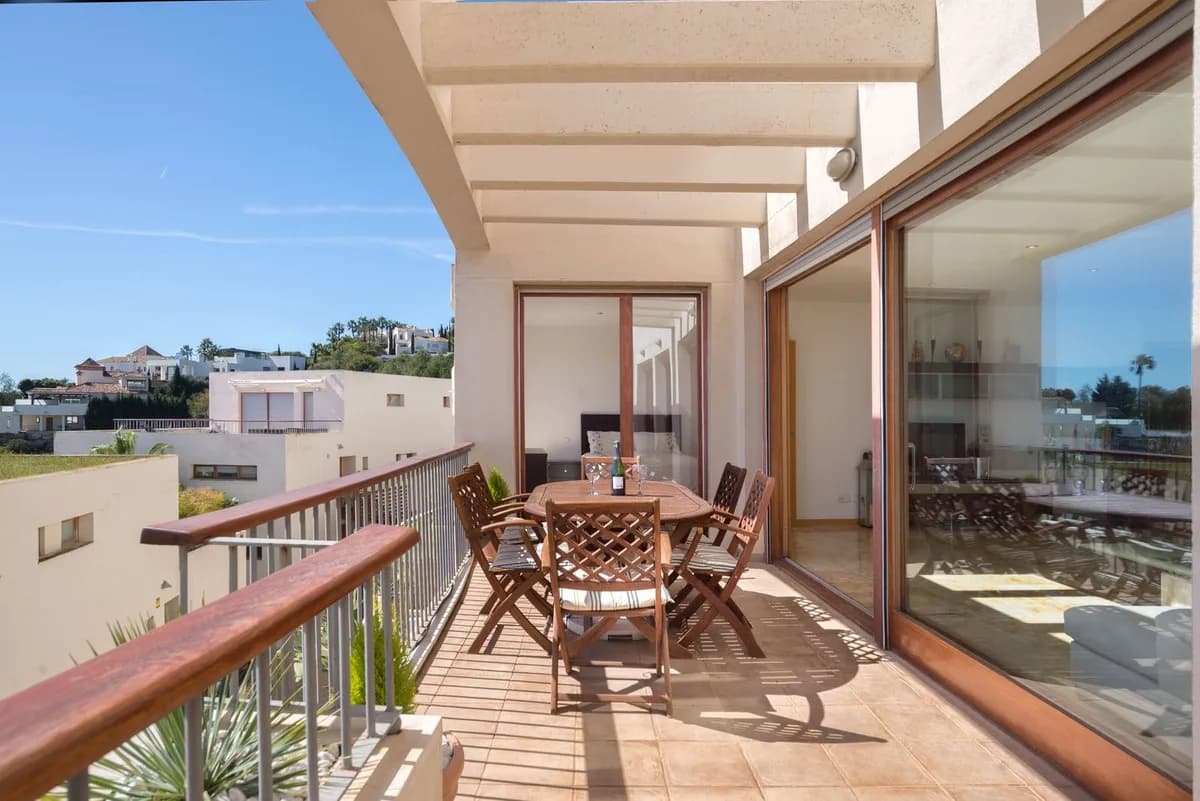 3 Bedroom Middle Floor Apartment for Sale in Altos de los Monteros, Málaga - Image 9