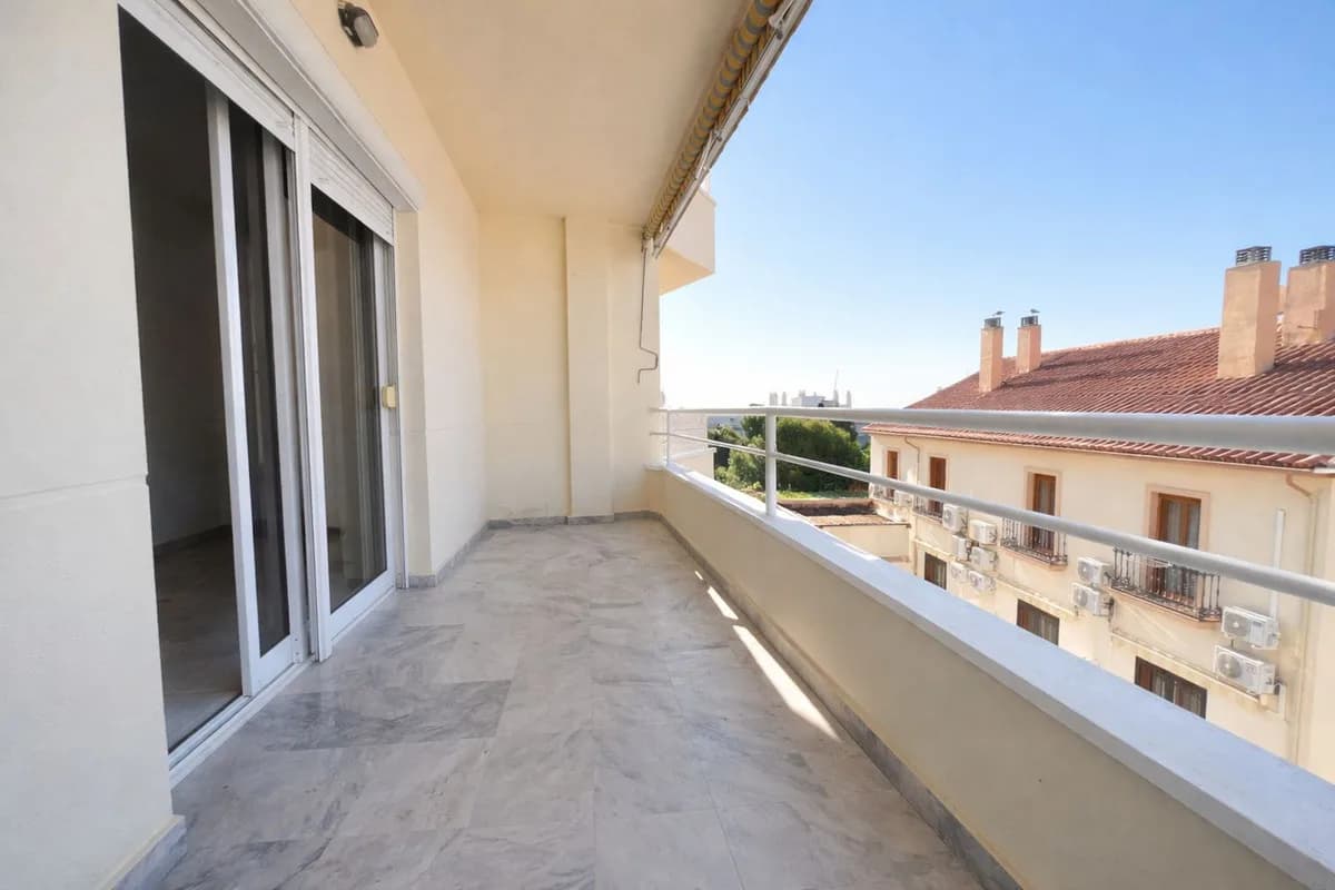 3 Bedroom Middle Floor Apartment for Sale in Torremolinos, Málaga - Image 2